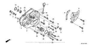  Крышка картера левая